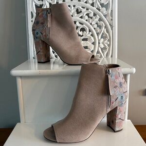 SO Women's Ankle Booties Embroidered Open Toe Chunky Heel Faux Suede Size 9.5